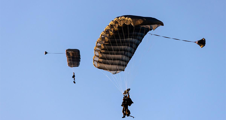 Manual opening parachute