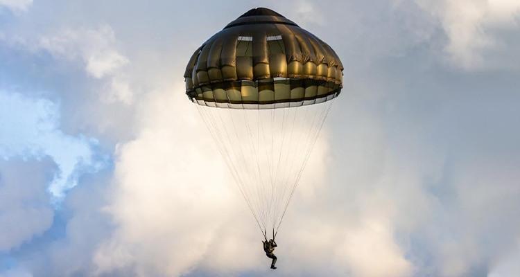 Automatic opening parachute